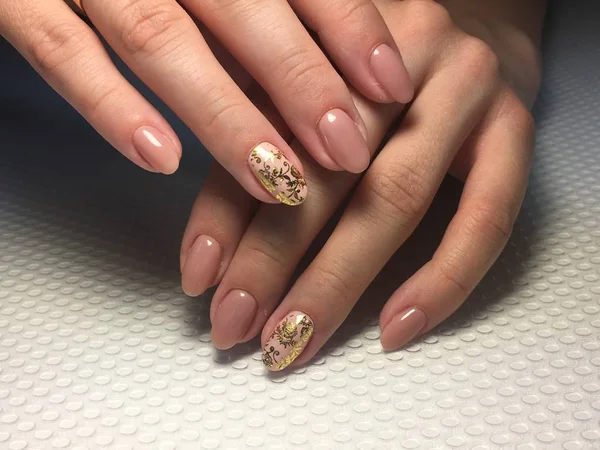Manicure super beige con disegno lamina d'oro — Foto Stock