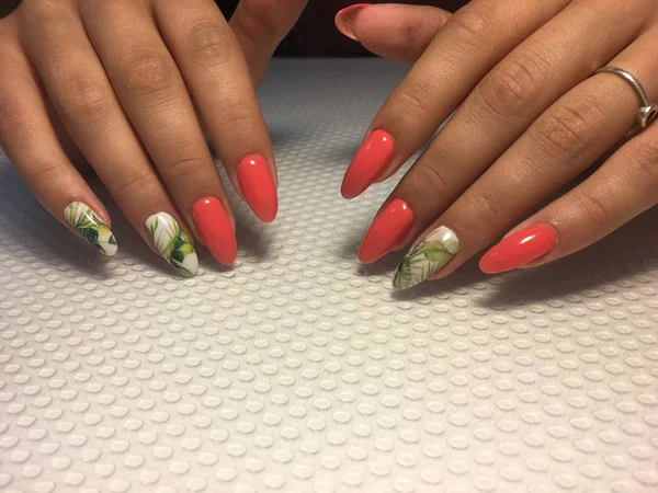 Manicura de coral de moda con diseño de hojas verdes en uñas largas — Foto de Stock