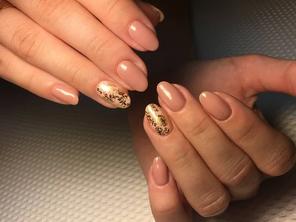 Super beige manicure with gold foil design — Stock Photo, Image