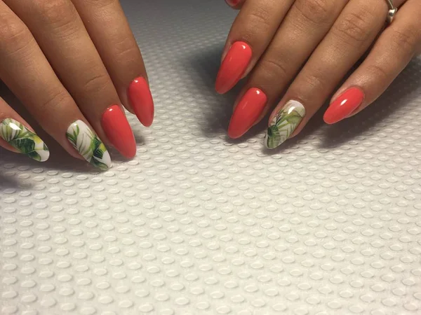 Fashion coral manicure with green leaf design on long nails — Stock Photo, Image