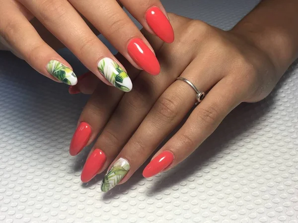 Mode koraal manicure met groen blad ontwerp op lange nagels — Stockfoto