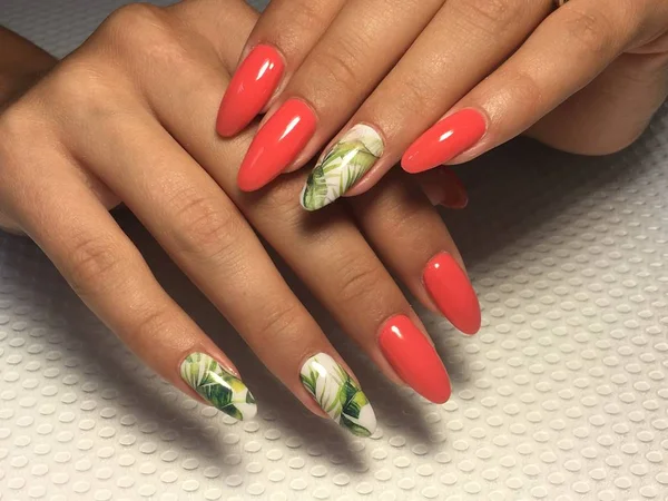 Fashion coral manicure with green leaf design on long nails — Stock Photo, Image