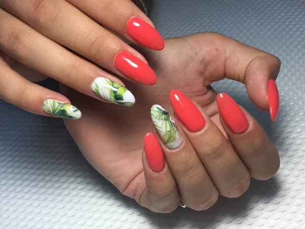 Mode koraal manicure met groen blad ontwerp op lange nagels — Stockfoto