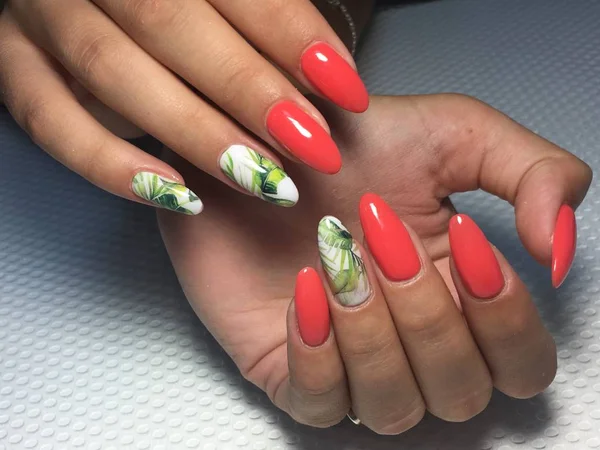 Fashion coral manicure with green leaf design on long nails — Stock Photo, Image