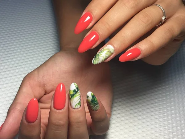 Manicure de coral de moda com design de folha verde em unhas longas — Fotografia de Stock