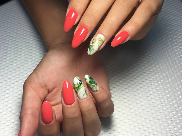 Manicura de coral de moda con diseño de hojas verdes en uñas largas —  Fotos de Stock