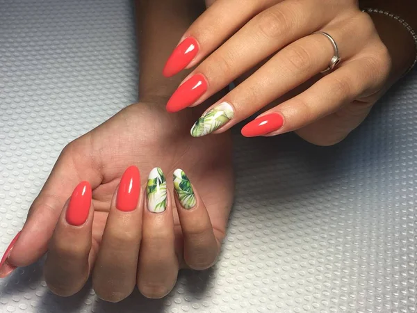 Manicure de coral de moda com design de folha verde em unhas longas — Fotografia de Stock