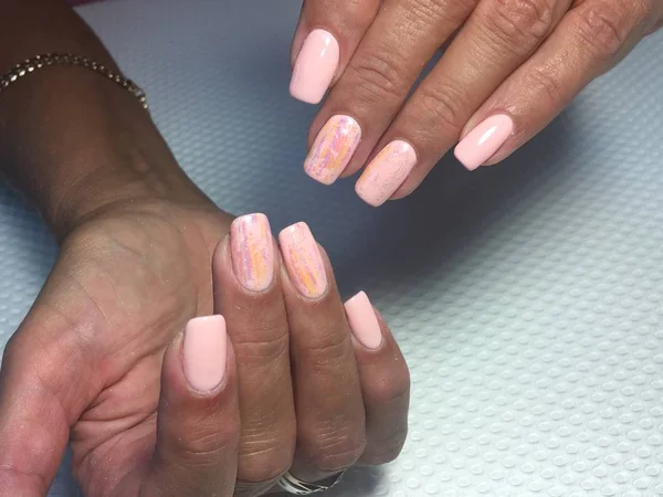 yumuşak açık pembe manikür moda pembe mercan manikürü folyo desenli arka planda