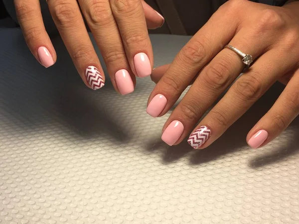 Delicate roze manicure met een witte zigzag — Stockfoto