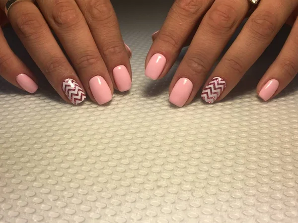 Delicada manicura rosa con un zigzag blanco —  Fotos de Stock