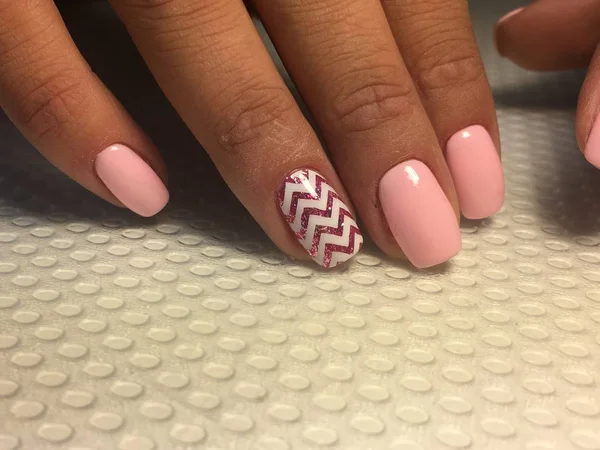 Delicada manicura rosa con un zigzag blanco —  Fotos de Stock