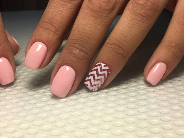 Beyaz zigzag ile ince pembe manikür — Stok fotoğraf