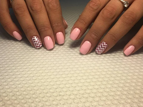 Delicata manicure rosa con zig-zag bianco — Foto Stock