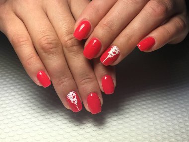 Beyaz dantel desenli moda kırmızı manikür