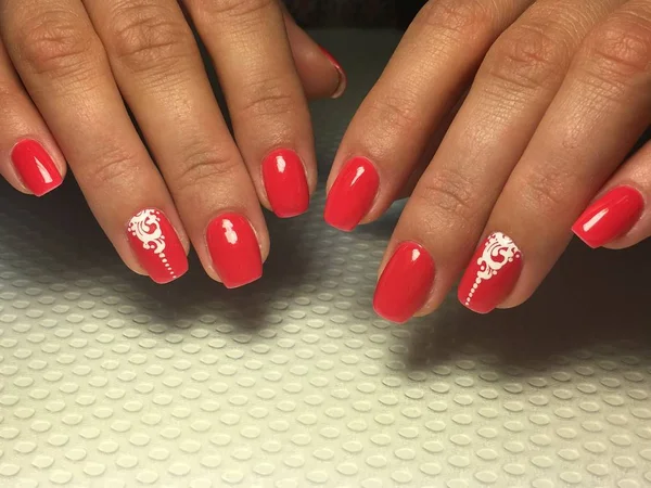 Manicura roja de moda con patrón de encaje blanco —  Fotos de Stock