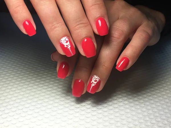 Modny czerwony manicure z białą koronką wzór — Zdjęcie stockowe
