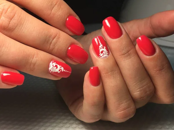 Manicura roja de moda con patrón de encaje blanco — Foto de Stock