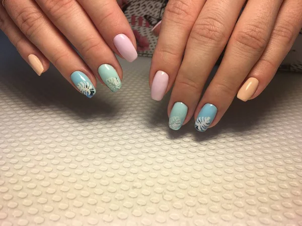 Manicure azul na moda com folha rosa, brilho de espelho — Fotografia de Stock