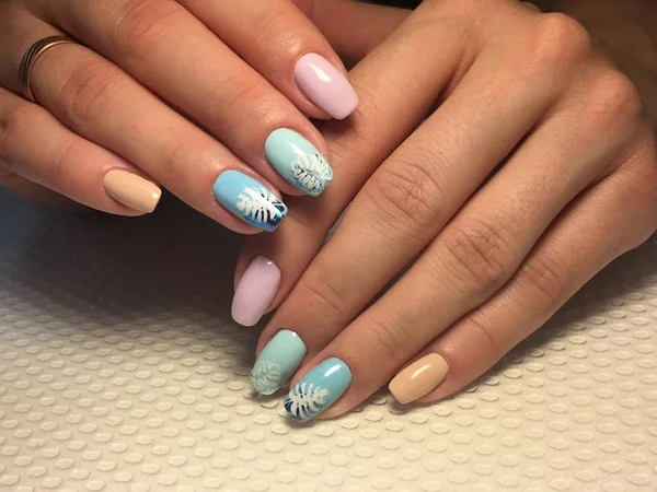 Trendy blauwe manicure met roze folie, Spiegelglitter — Stockfoto