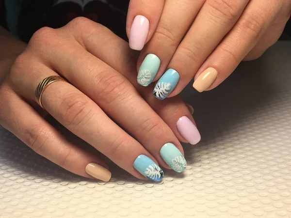 Modny niebieski manicure z różową folią, Lustro brokat — Zdjęcie stockowe