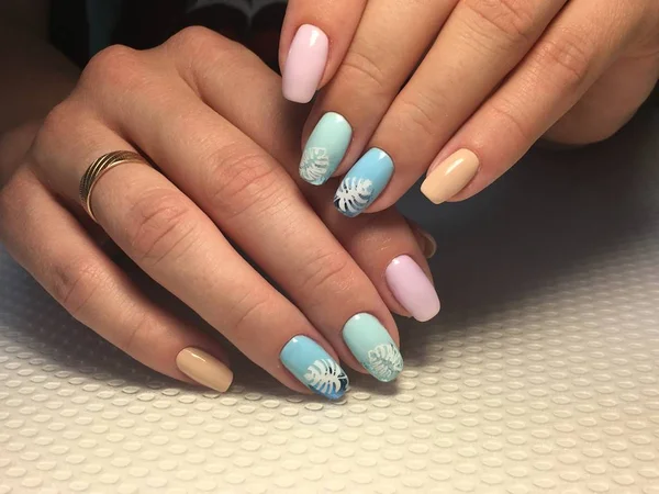 Trendy blauwe manicure met roze folie, Spiegelglitter — Stockfoto