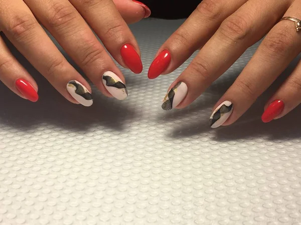 Manicura roja de moda con diseño de encaje negro — Foto de Stock