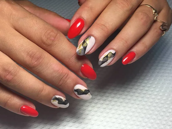 Trendy rode manicure met zwart kanten design — Stockfoto
