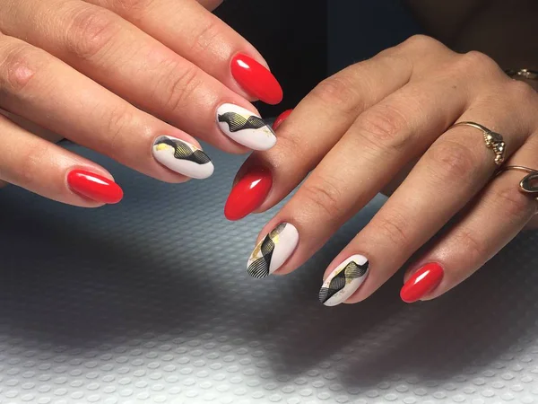 Trendy rode manicure met zwart kanten design — Stockfoto