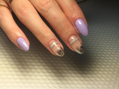 Gümüş kurdeleli ve folyolu süslü mor manikür.