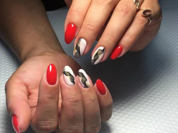 Manicura roja de moda con diseño de encaje negro — Foto de Stock