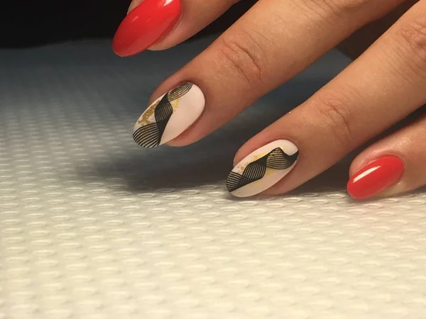 Modny czerwony manicure z czarnej koronki design — Zdjęcie stockowe