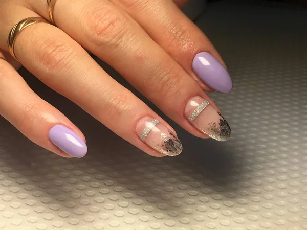 Fancy purple manicure with silver ribbon and foil — ストック写真