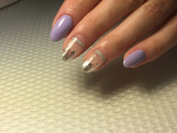 Fancy purple manicure with silver ribbon and foil — ストック写真