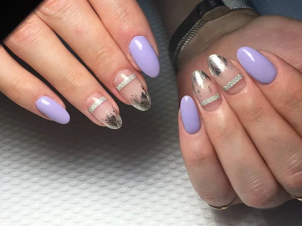 Fantazyjny fioletowy manicure ze srebrną wstążką i folią — Zdjęcie stockowe