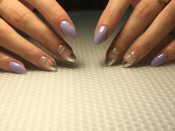 Fancy paars manicure met zilveren lint en folie — Stockfoto