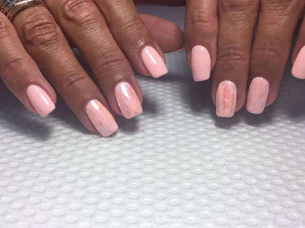 柔和的浅粉美发，时髦的粉红珊瑚美发，有纹理背景的铝箔设计 — 图库照片