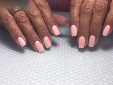 yumuşak açık pembe manikür moda pembe mercan manikürü folyo desenli arka planda