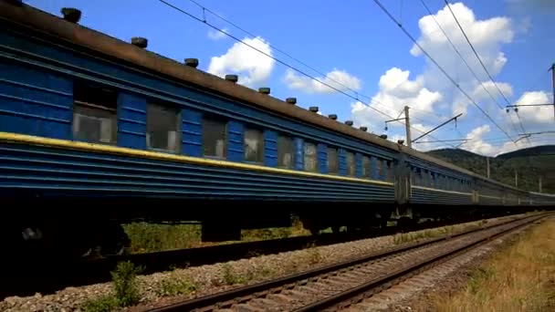 Personenzug Fährt Auf Gleisen — Stockvideo