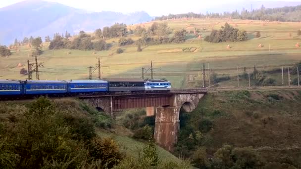 Locomotiva Elétrica Com Trem Passageiros Manhã Nas Montanhas Dos Cárpatos — Vídeo de Stock