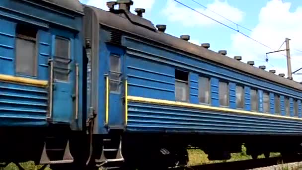 Wagony Pasażerskie Malowane Kolorze Niebieskim — Wideo stockowe