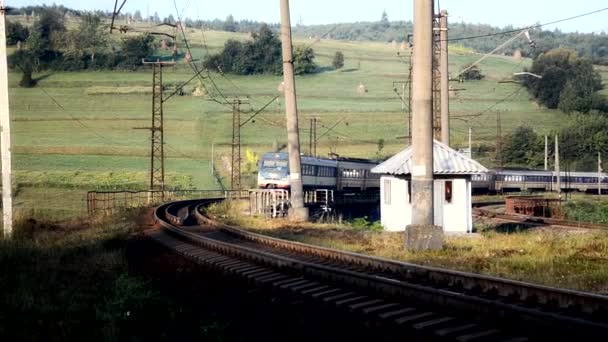 Trem Local Ucraniano Correndo Trilhas Matinais Nas Montanhas Dos Cárpatos — Vídeo de Stock