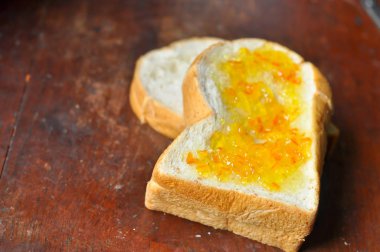 Kepekli ekmek, fırça ile portakal marmelat.