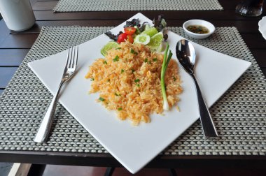 Beyaz tabak kızarmış pirinç