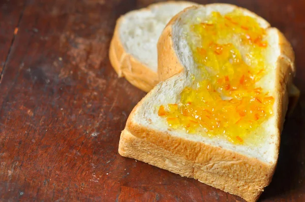 Целый Хлеб Пшеницы Кисть Оранжевым Мармеладом — стоковое фото