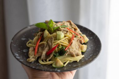 Yeşil körili domuz spagettisi, Tayland ve İtalyan malzemeleri arasındaki füzyon yiyeceği.