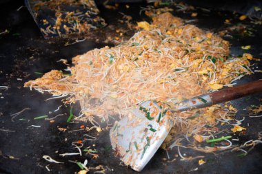 Taze pişmiş Pad Thai büyük bir demir tavada.