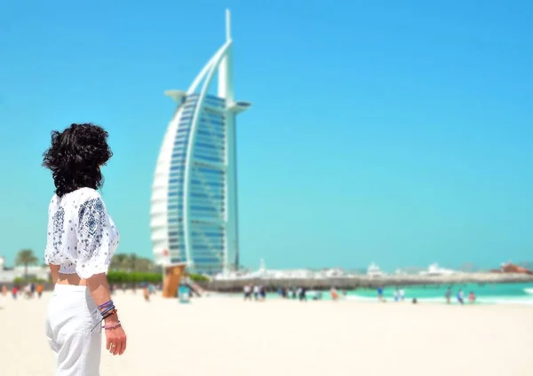 Dubai United Arab Emirates May 2017 Woman Front Burj Arab — Stock Photo, Image