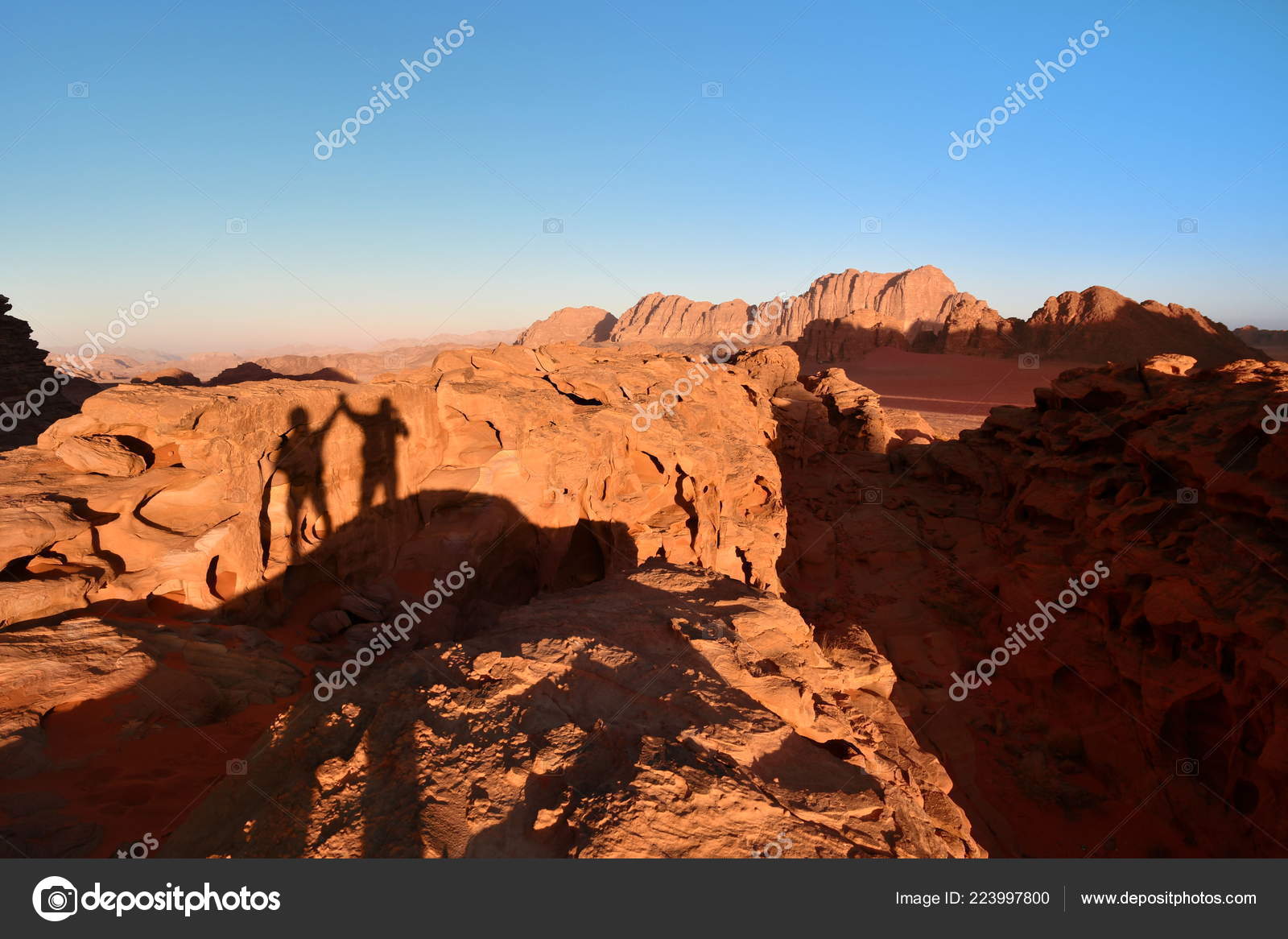 Ombre Couple Sur Désert Wadi Rum Pendant Coucher Soleil