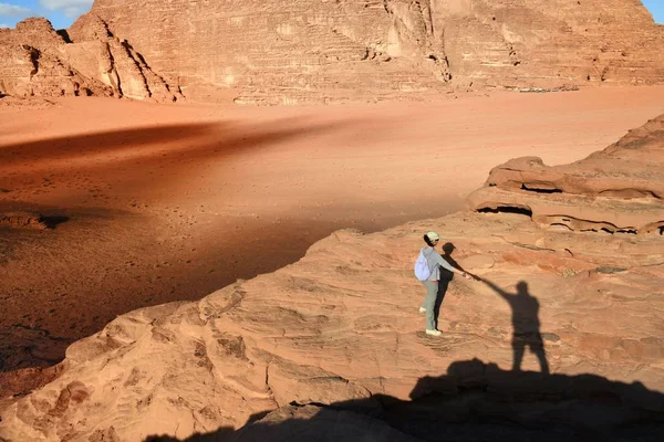 Flicka Öknen Wadi Rum Solnedgången — Stockfoto