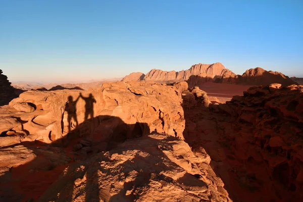 Ζευγάρι Σκιά Στο Wadi Rum Έρημο Κατά Δύση Του Ηλίου — Φωτογραφία Αρχείου